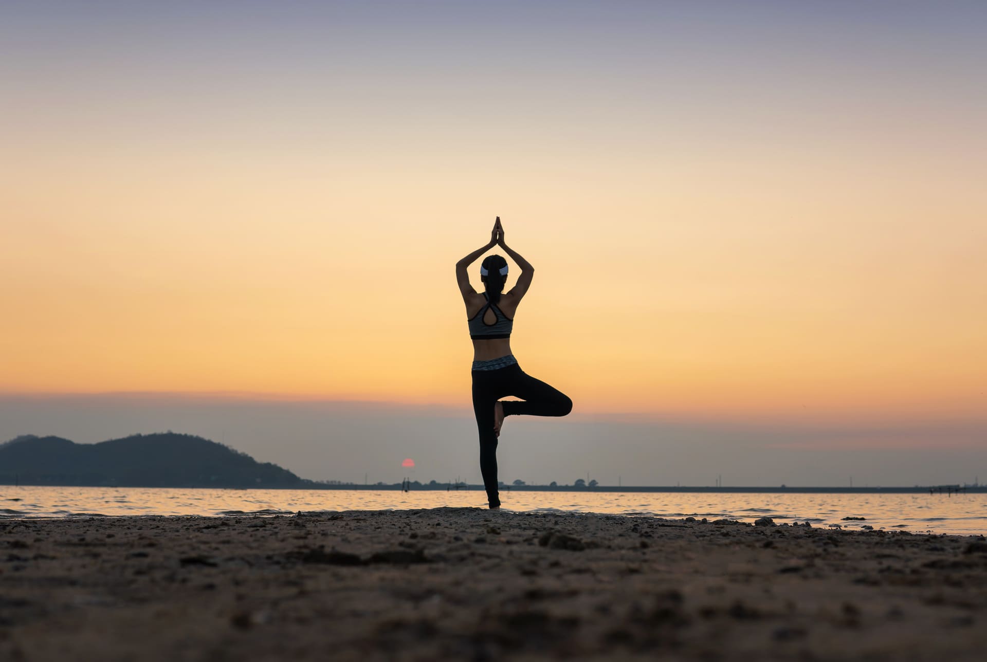 eine frau die wahrend des sonnenuntergangs am strand sport macht voller lange 1 1