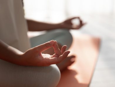 Wie du die perfekte Musik für deine Yoga-Stunde findest: Tipps & Kriterien